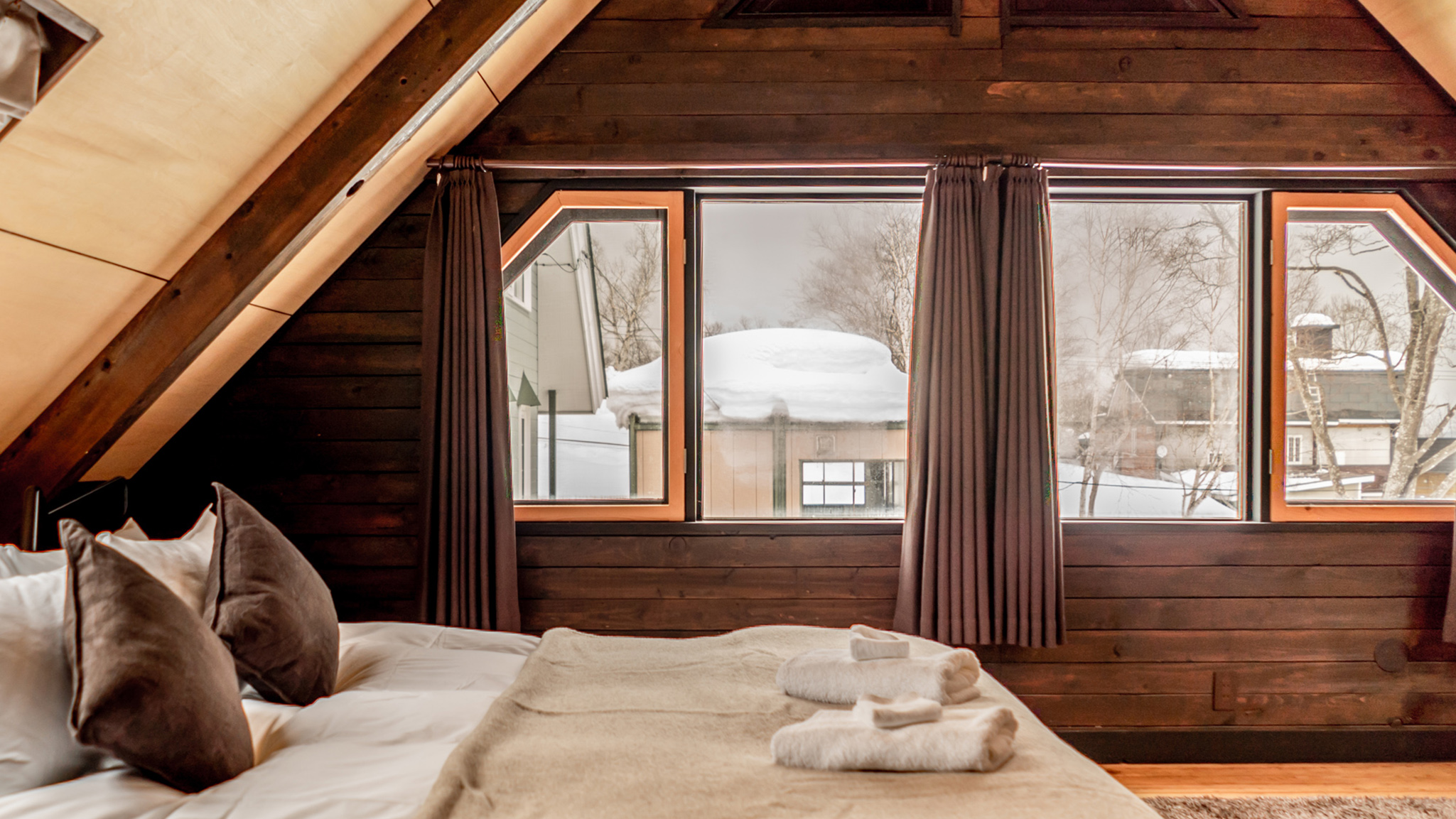 Momiji Lodge - Master Bedroom 1 With Split-King Bed Momiji Lodge - Master Bedroom 1 With Split-King Bed